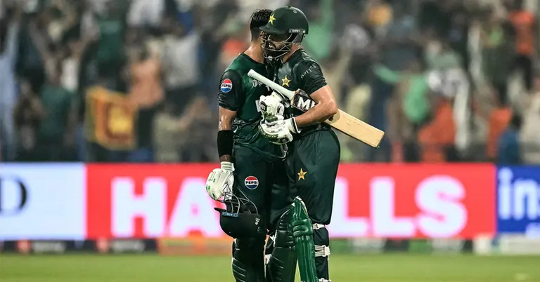 জয়ের পর পাকিস্তানের দুই ব্যাটসম্যানের অভিবাদন